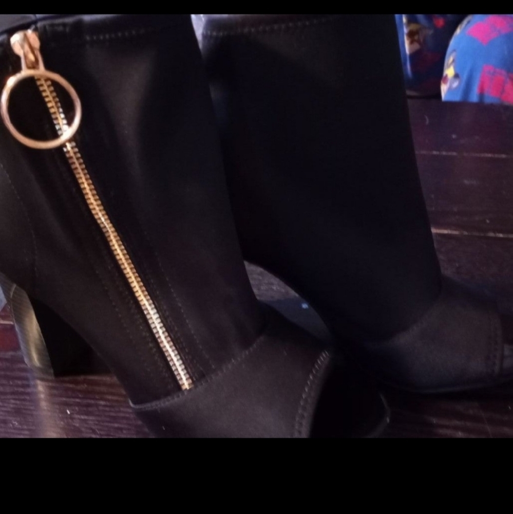 Wonens Black open toed bootie